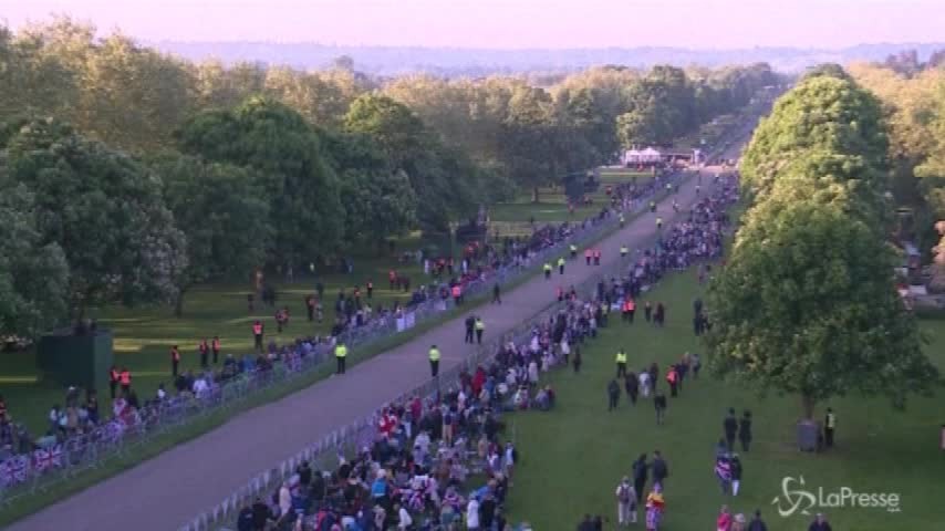 Royal Wedding, in migliaia lungo la strada della processione