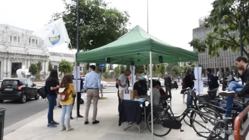 Milano, il gazebo della Lega davanti alla stazione Centrale