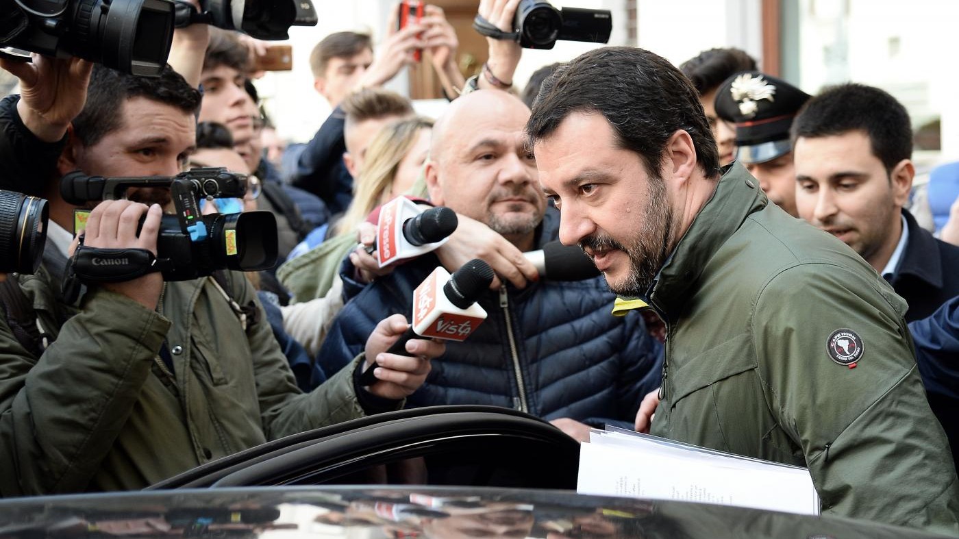 Salvini apre ai M5S: “Tutto possibile tranne il Pd”. Ma Berlusconi: “Porta aperta per cacciarli”