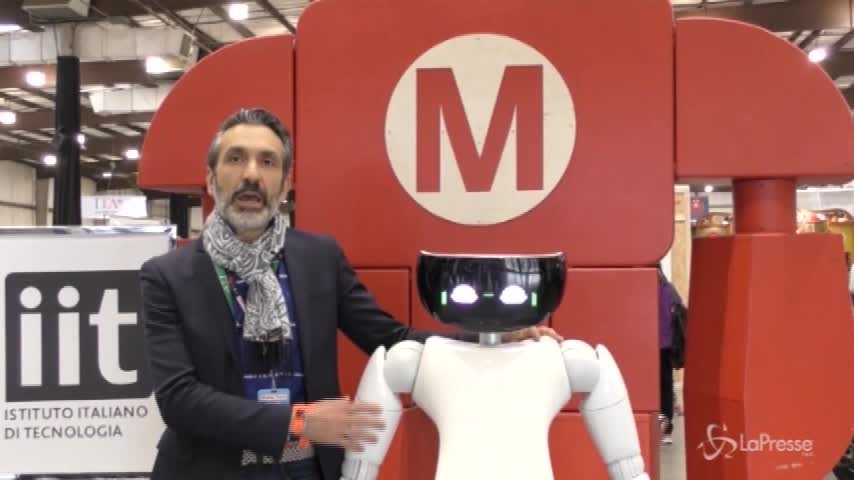 R1, l’umanoide italiano incontra R2D2 di “Star Wars”