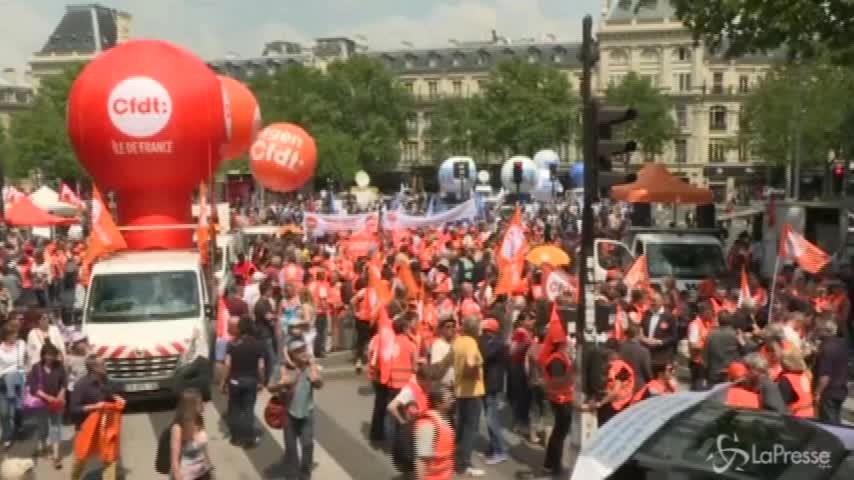 Francia, protesta dei dipendenti pubblici contro le riforme di Macron
