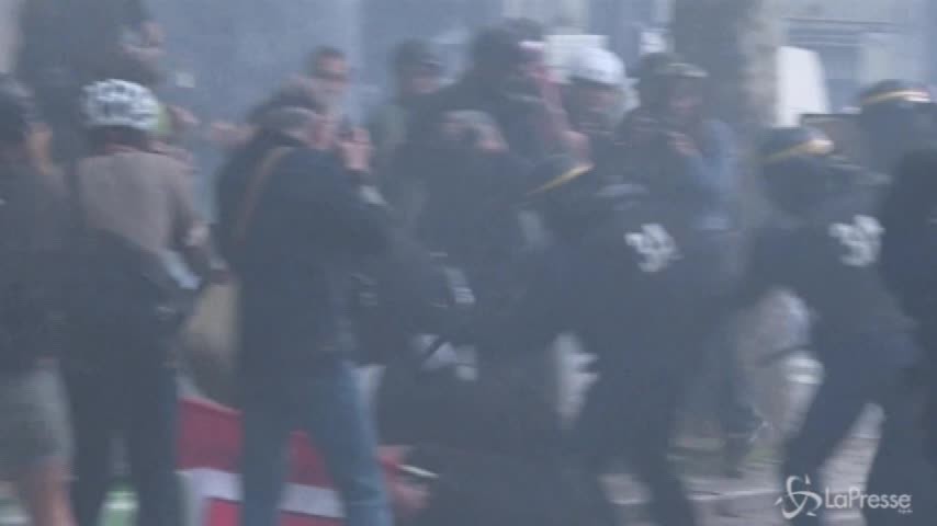 Proteste e scontri a Parigi: pugno duro della polizia sui manifestanti anti-Macron