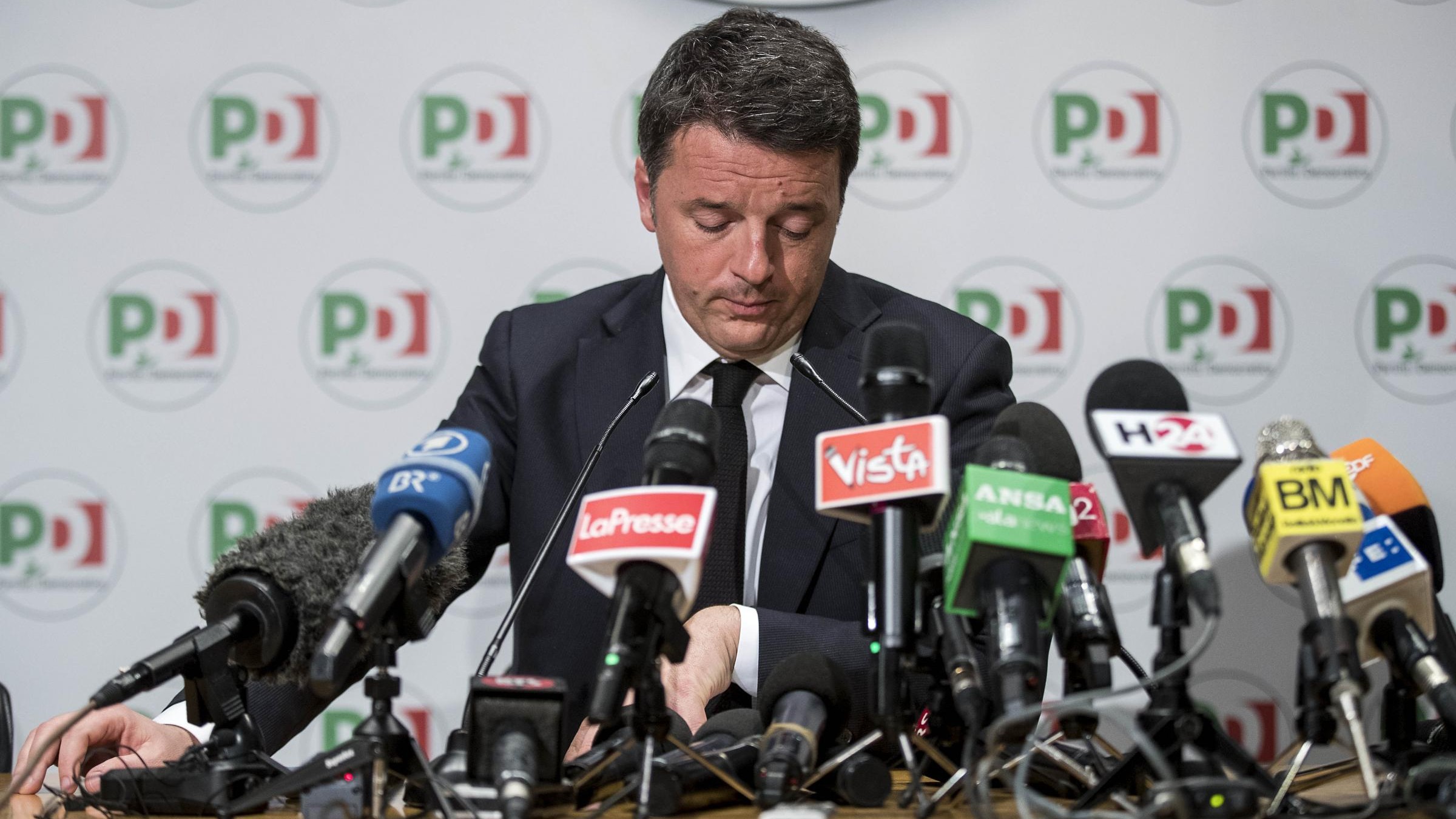 Pd, Renzi resta alla finestra: la strategia del bruco-farfalla