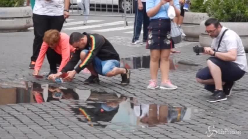 Foto ricordo nelle pozzanghere di Roma