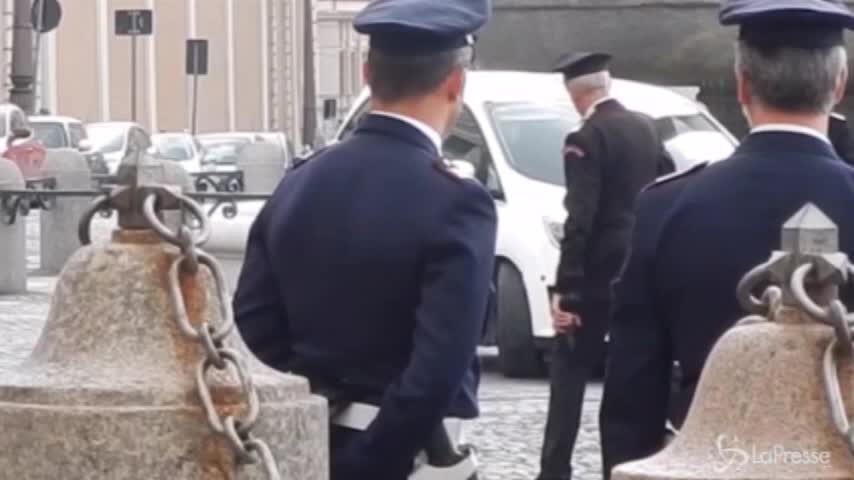 Conte arriva in taxi al Quirinale