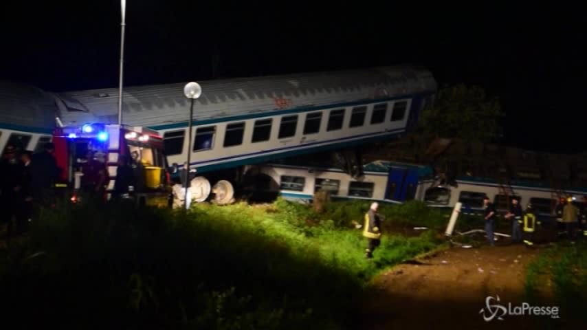 Scontro tra tir e treno: l’arrivo dei vigili sul luogo del disastro