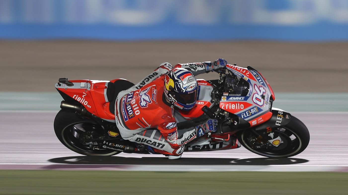MotoGp Qatar, Dovizioso vince davanti a Marquez, Rossi terzo. Moto2, trionfa Bagnaia