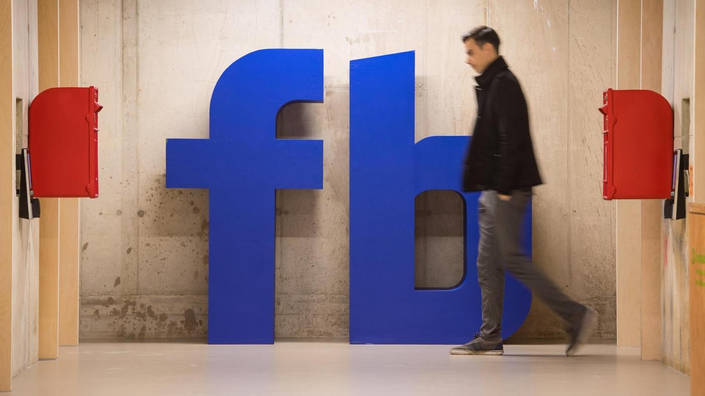 Facebook, titolo in rosso dopo il caso Cambridge Analytica