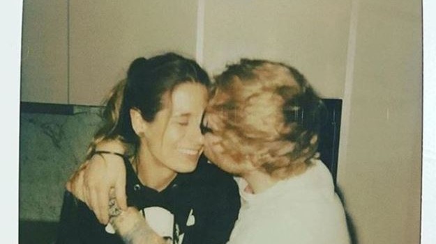 Una vecchia foto per dare l’annuncio: Ed Sheeran si sposa con l’amica d’infanzia