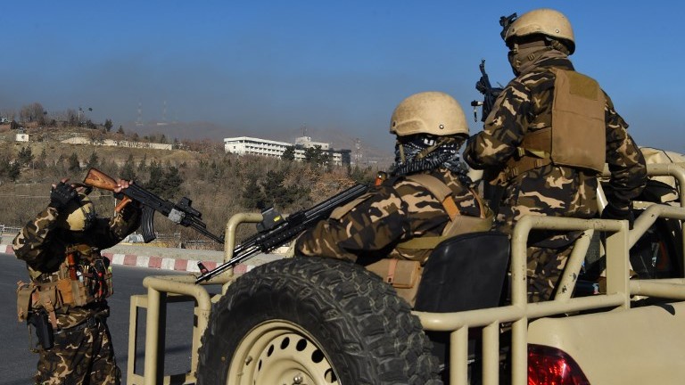 Kabul, talebani rivendicano attacco all’hotel Intercontinental: 43 morti