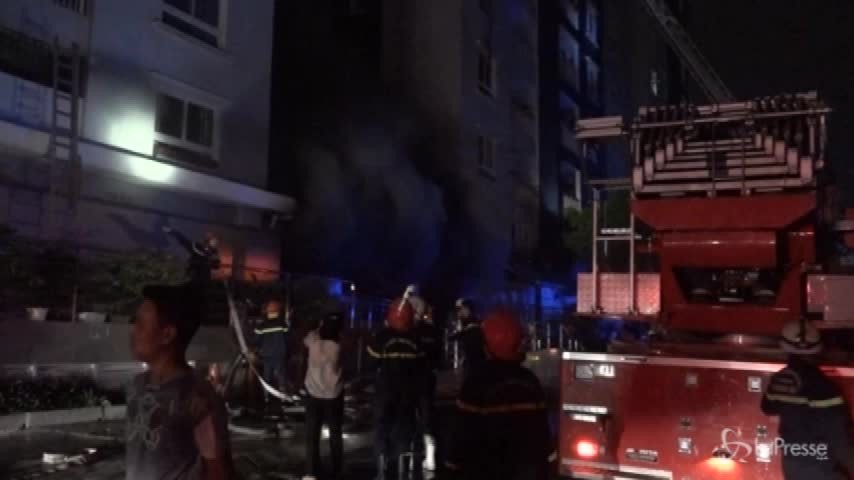 Vietnam, incendio in un condominio: almeno 13 morti