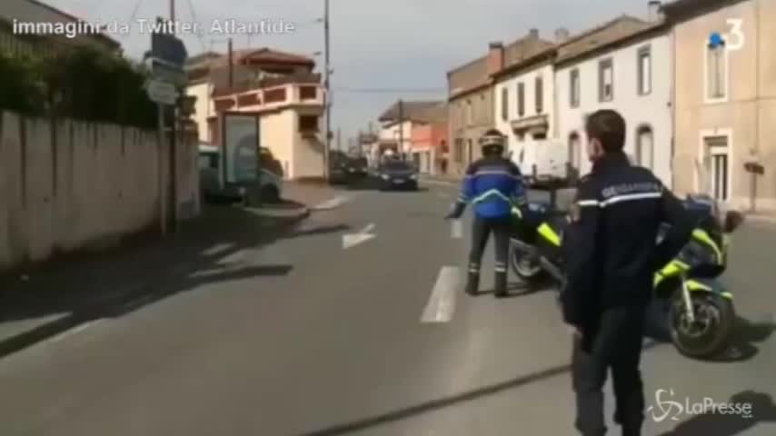 Francia, presa d’ostaggi: le auto della polizia sfrecciano nelle strade di Trebes