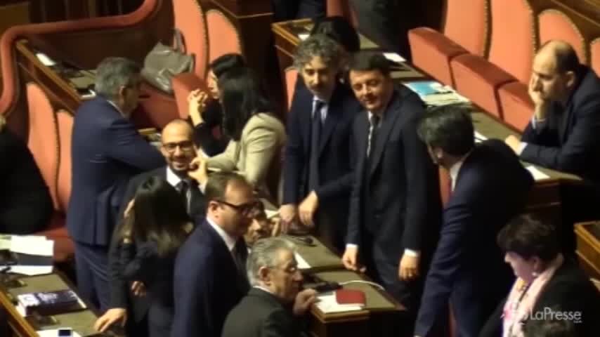 Senato, Bossi tra i banchi del Pd per salutare Renzi