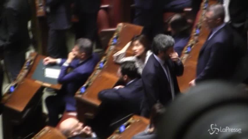 Camera, Fico tra baci e abbracci dei colleghi