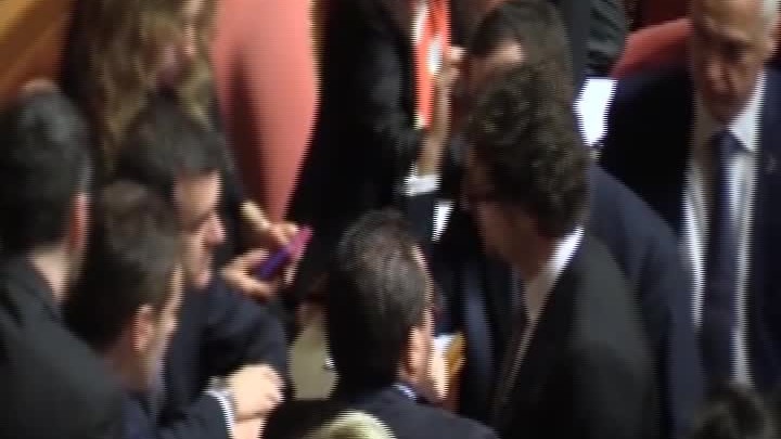 Lega e M5S, stretta di mano tra Toninelli-Centinaio