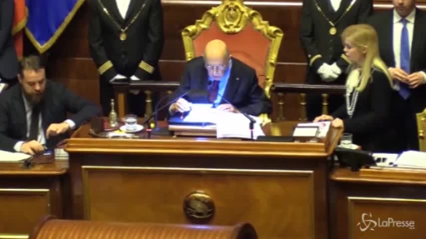 Senato, Toninelli fa il segno di vittoria dopo l’elezione di Casellati