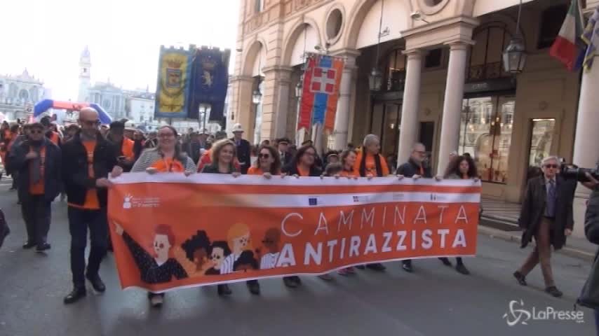 Torino, centinaia di persone alla Camminata antirazzista