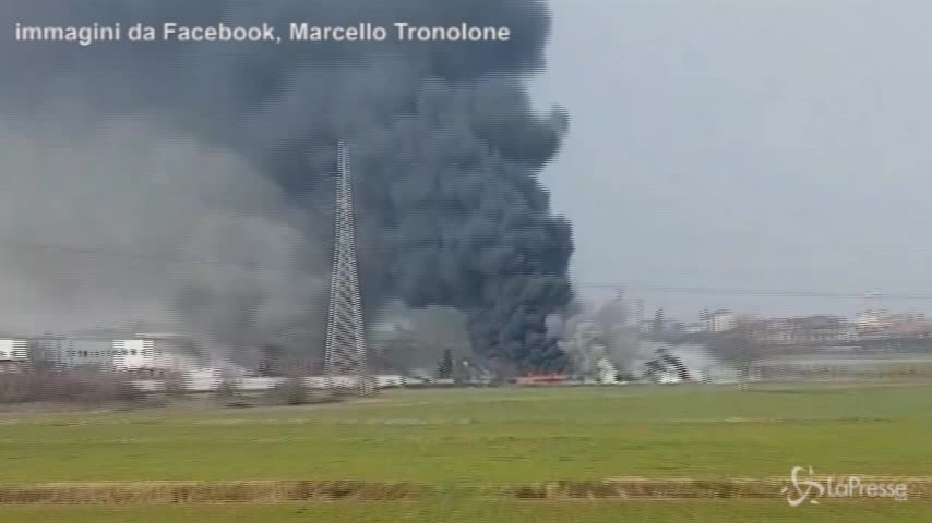 Torino, fiamme in una fabbrica di imballaggi plastici: la colonna di fumo