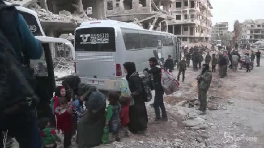 Siria: civili e ribelli lasciano la Ghouta Est