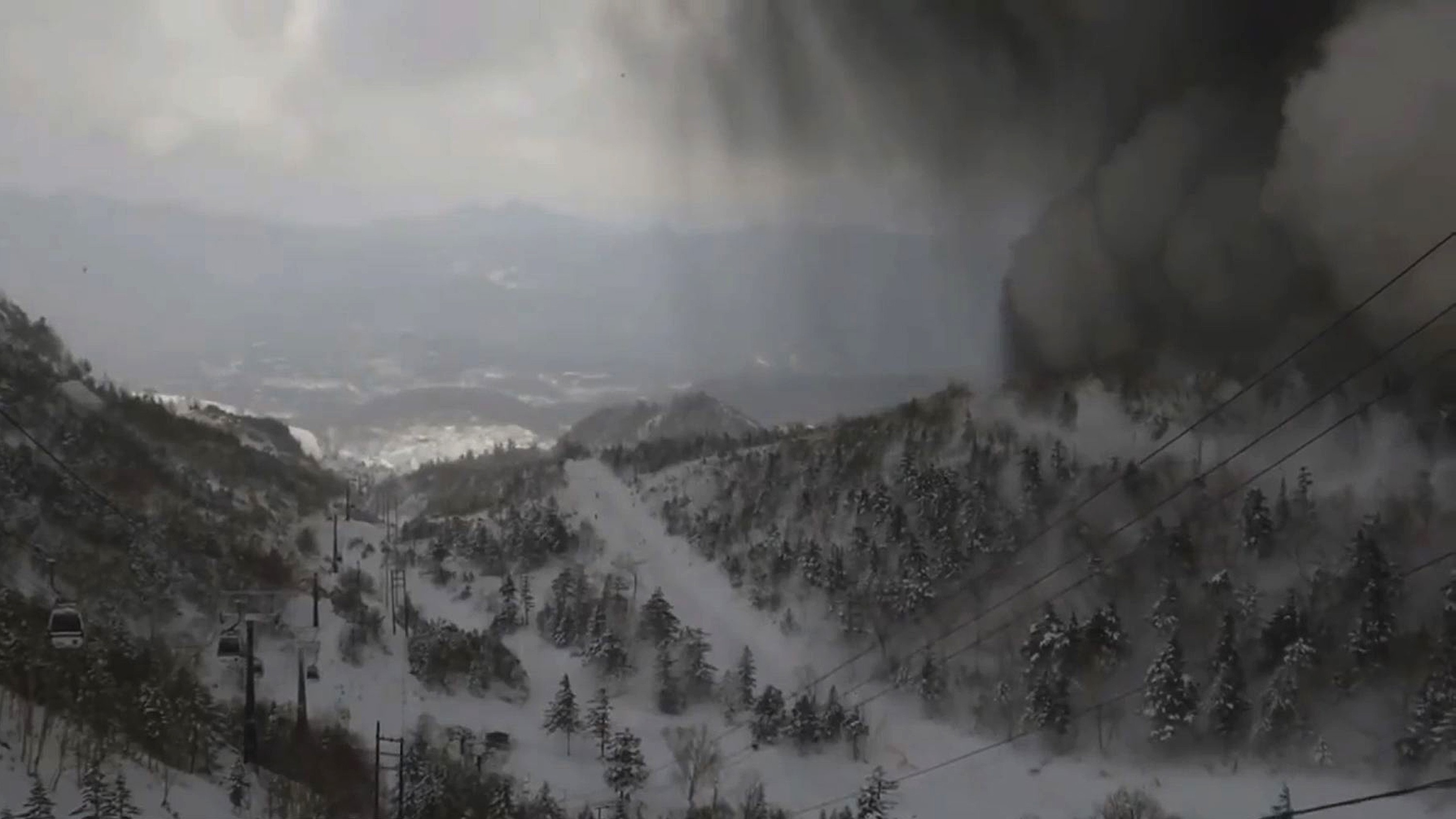 Giappone, erutta vulcano sulle piste da sci: 1 morto e 15 feriti