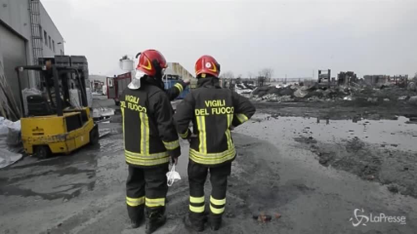 Incendio Torino: gli ultimi focolai tra la plastica bruciata