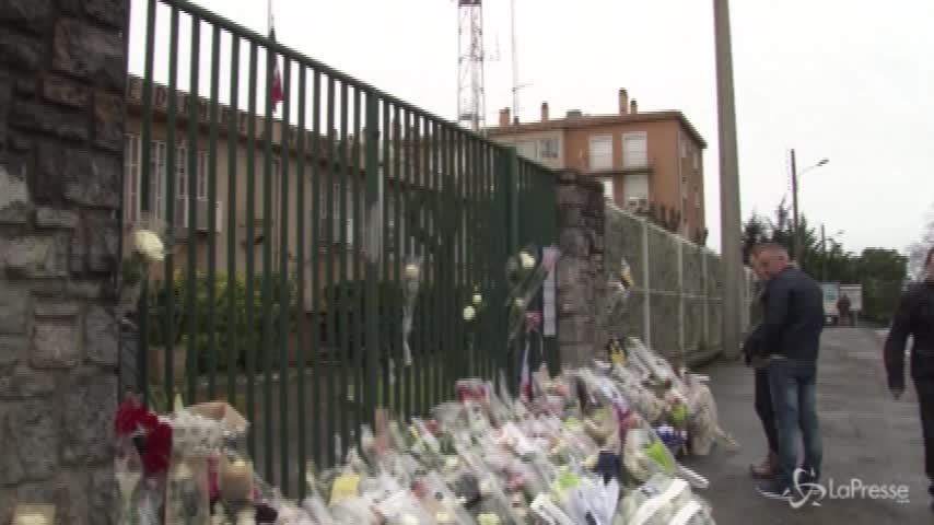 Carcassonne, fiori e candele per l’agente eroe dell’attentato terroristico