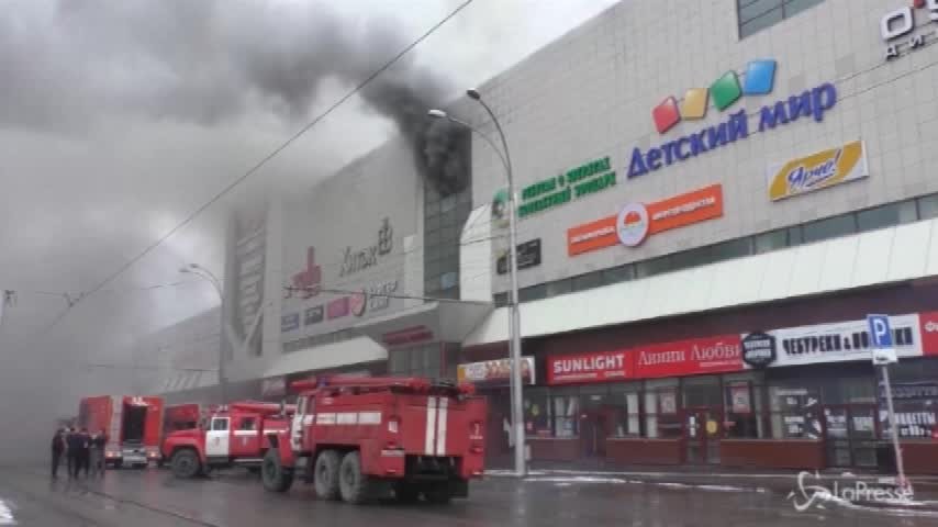 Russia, maxi incendio in un centro commerciale, tra le vittime molti bambini