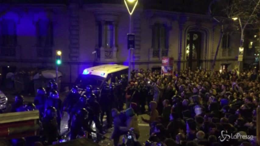 Catalogna, 87 feriti nelle proteste contro il fermo di Puigdemont