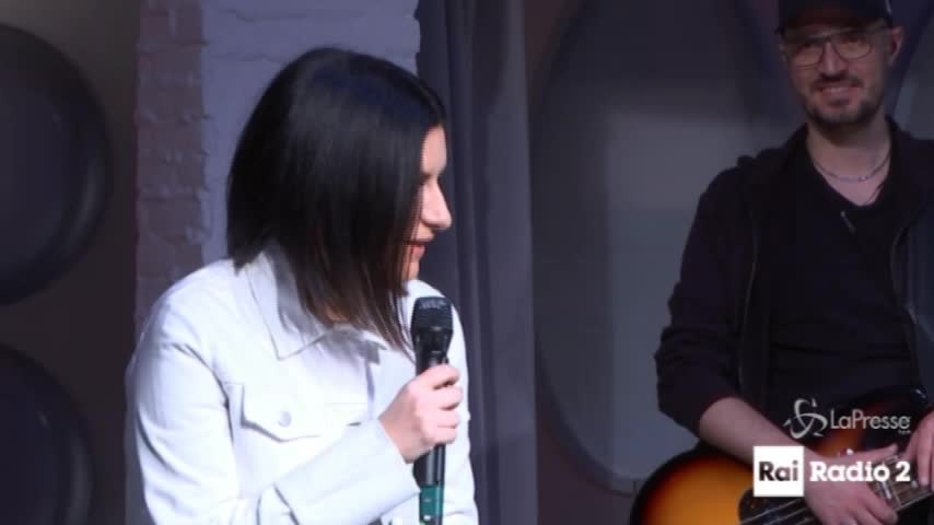 Rai Radio 2, Laura Pausini si commuove per la morte di Frizzi: “Devastata”