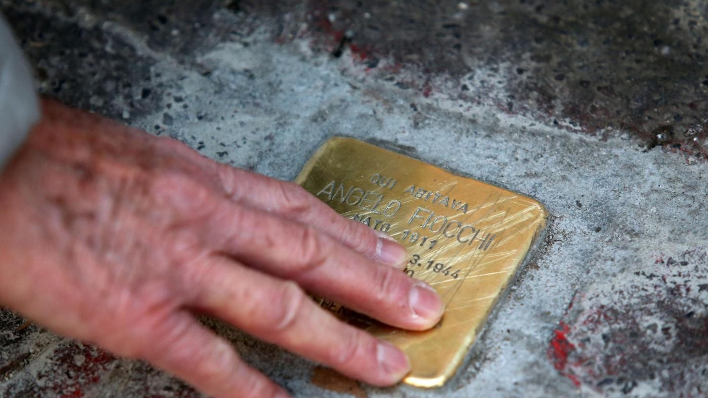 Shoah, sfregiata pietra d’inciampo a Milano. Sala: “Non ci piegheremo”