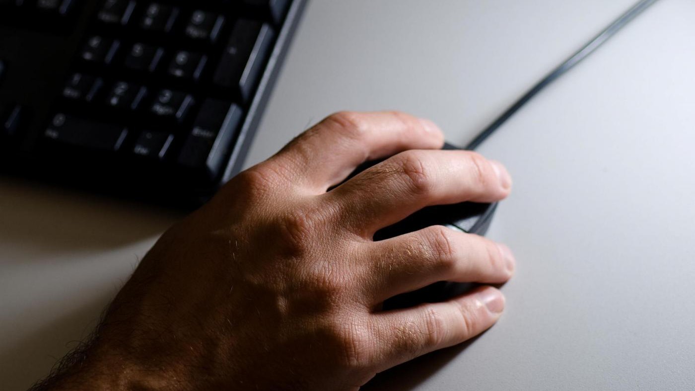Ricatto via web, giovane si uccide. Arrestato finto poliziotto