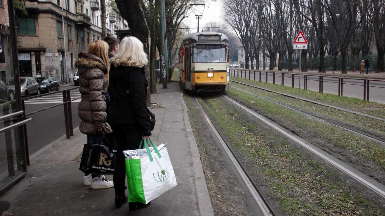Milano, scende dal tram e prende a sprangate un uomo: arrestato per tentato omicidio