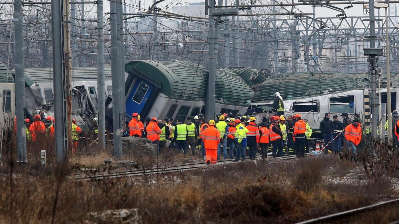 Treno deragliato, Rfi: “Ha ceduto una rotaia”
