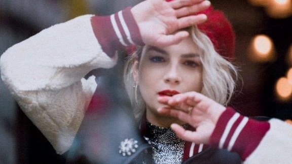 Emma presenta ‘Essere qui’: “Oggi sono luminosa e consapevole”