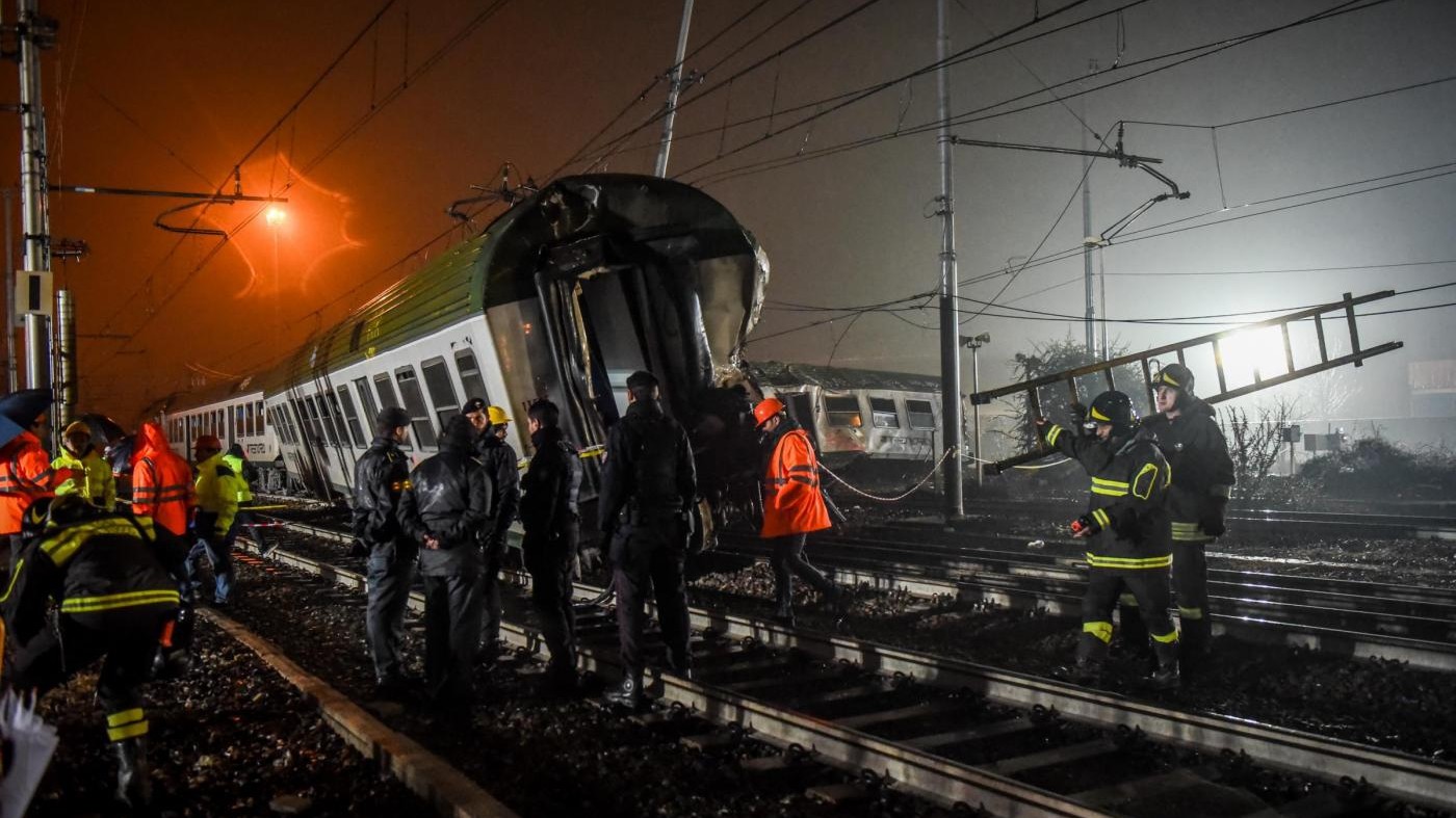 Treno deragliato a Milano, polemiche su Salvini ‘sciacallo’