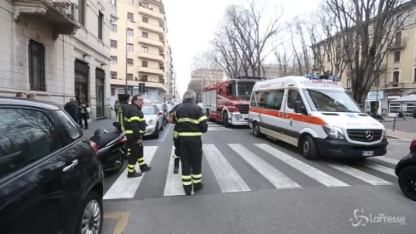 Milano, paura in una scuola elementare: si stacca pezzo di controsoffitto