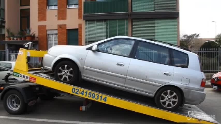 Milano, uomo morto di overdose trovato in auto