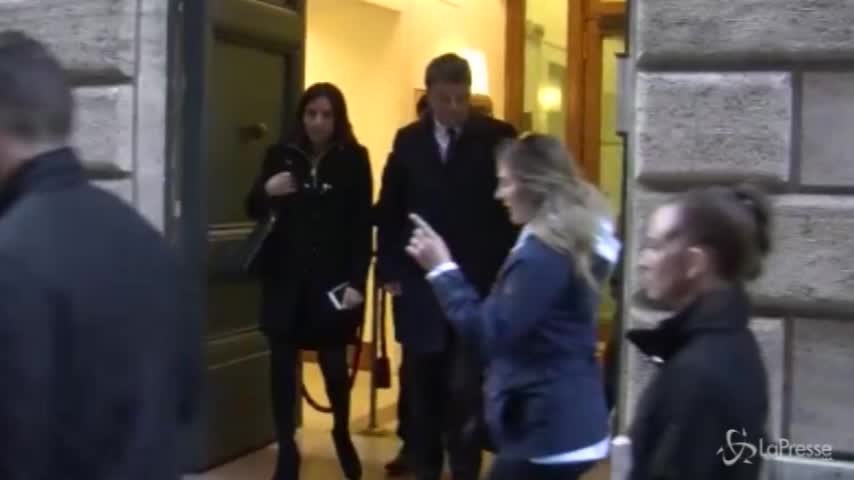 Renzi non risponde ai giornalisti: “Vi auguro buona Pasqua”