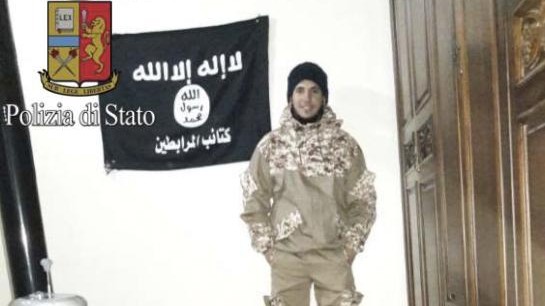 Terrorismo, famiglia egiziana radicalizzata: arrestati padre e figlio, rimpatriata la madre