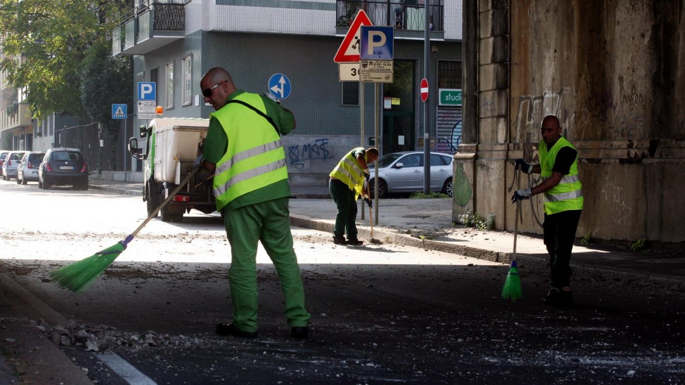 Lavoro, un trentenne su tre vive con la paghetta e sogna di fare lo spazzino