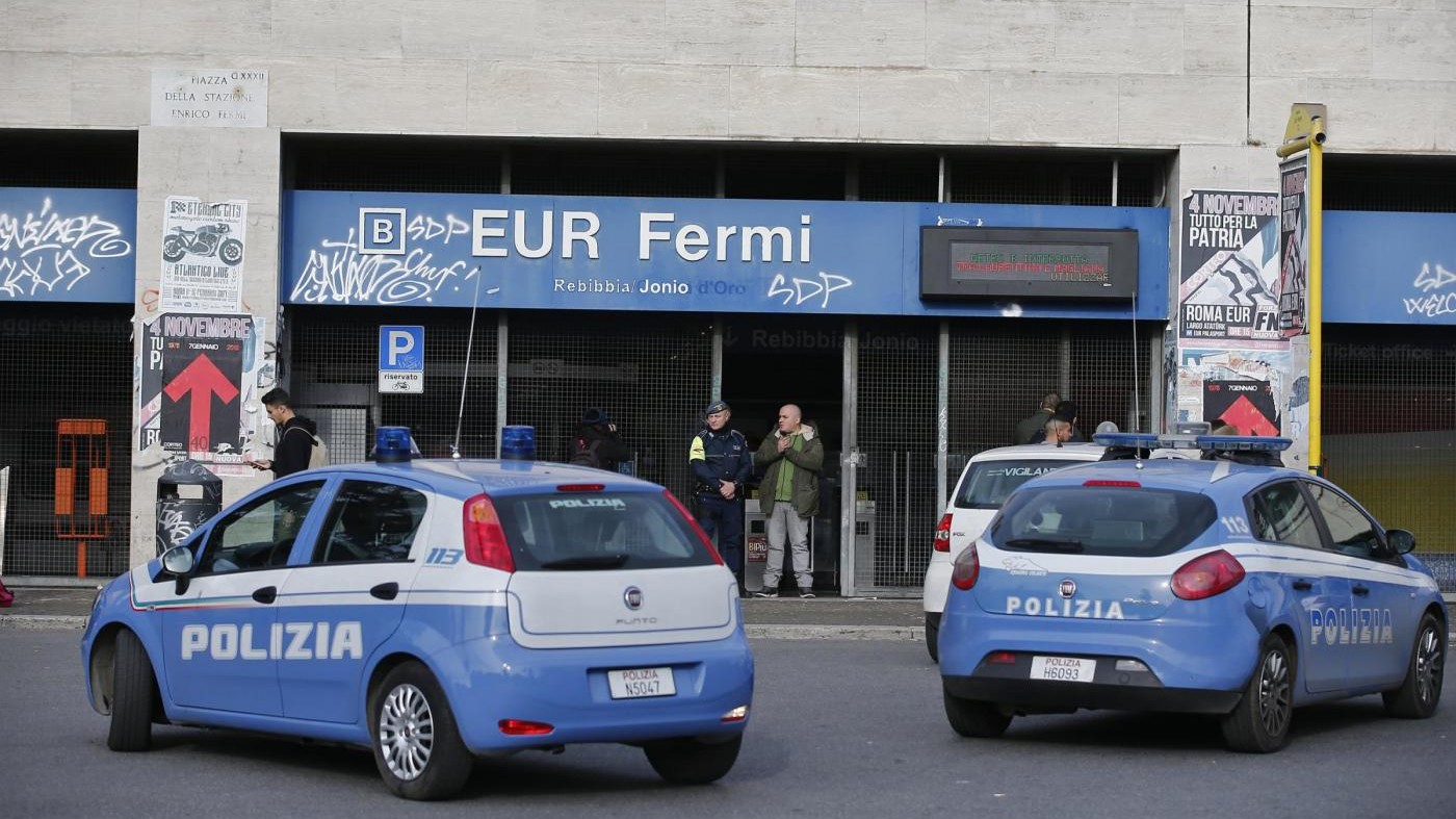 Roma, donna spinta da uomo sotto la metro: ha perso la mano