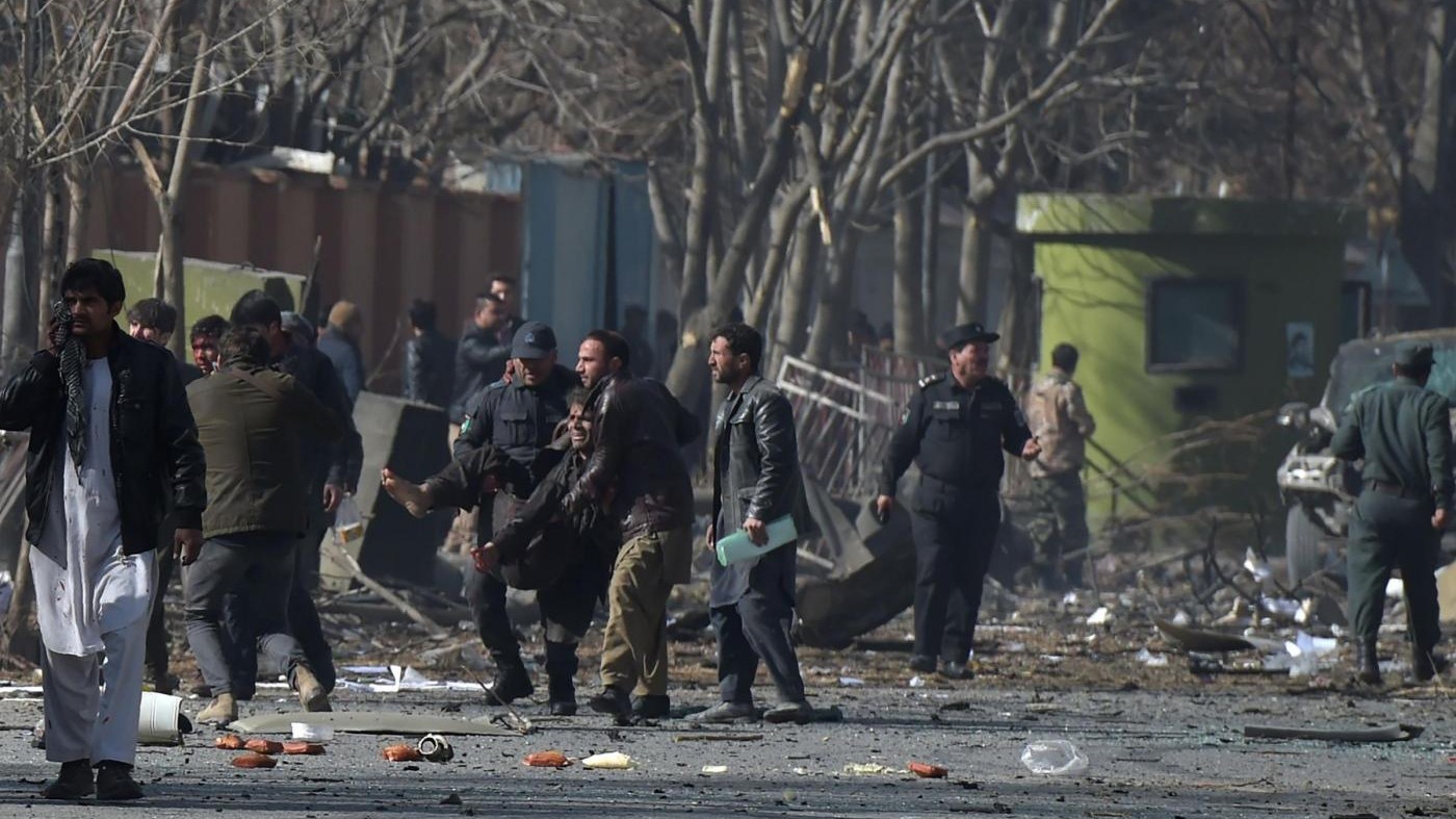 Esplode autobomba a Kabul, 103 morti e 235 feriti. Emergency: “È un massacro”