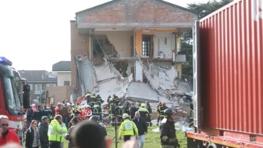 Esplosione a Rescaldina, i soccorsi nella palazzina semidistrutta