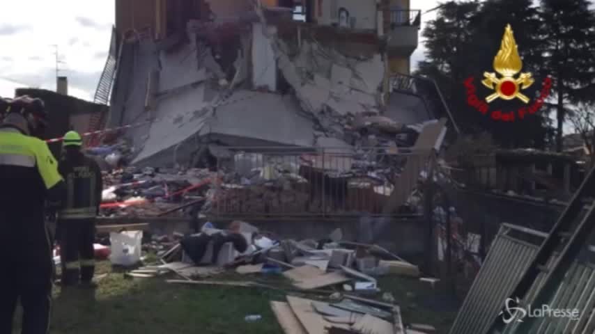 L’intervento dei vigili del fuoco nella palazzina crollata a Rescaldina