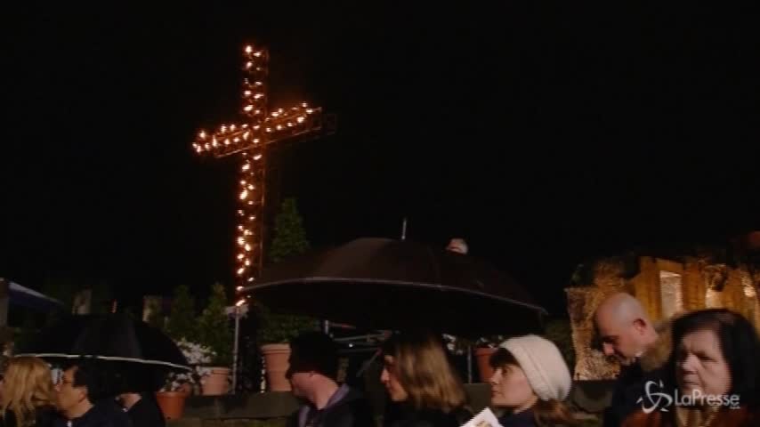 Al Colosseo migliaia di fedeli per la Via Crucis