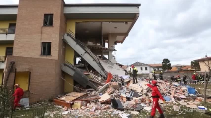 Crolla palazzina nel milanese: 9 feriti