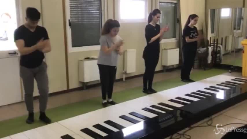 Suonano ‘Despacito’ ballando sul piano gigante: virale il video made in Italy