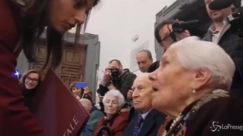 Raggi, gag con le centenarie in Campidoglio