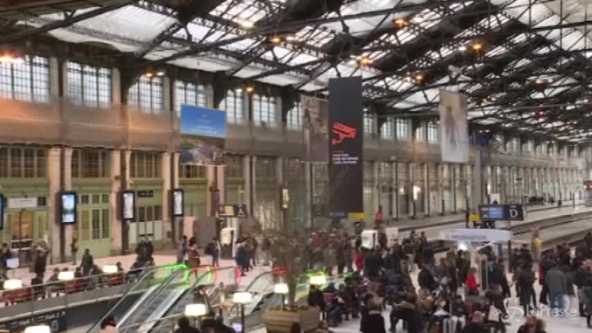 Torino, muore travolta da un treno