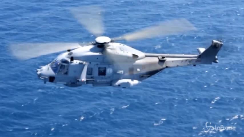 Cade elicottero della Marina: morto un membro dell’equipaggio